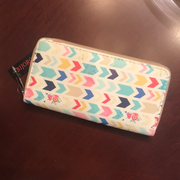 Bijorca Handbags - Off White with Arrow Print ZipUp Clutch Wallet NWT